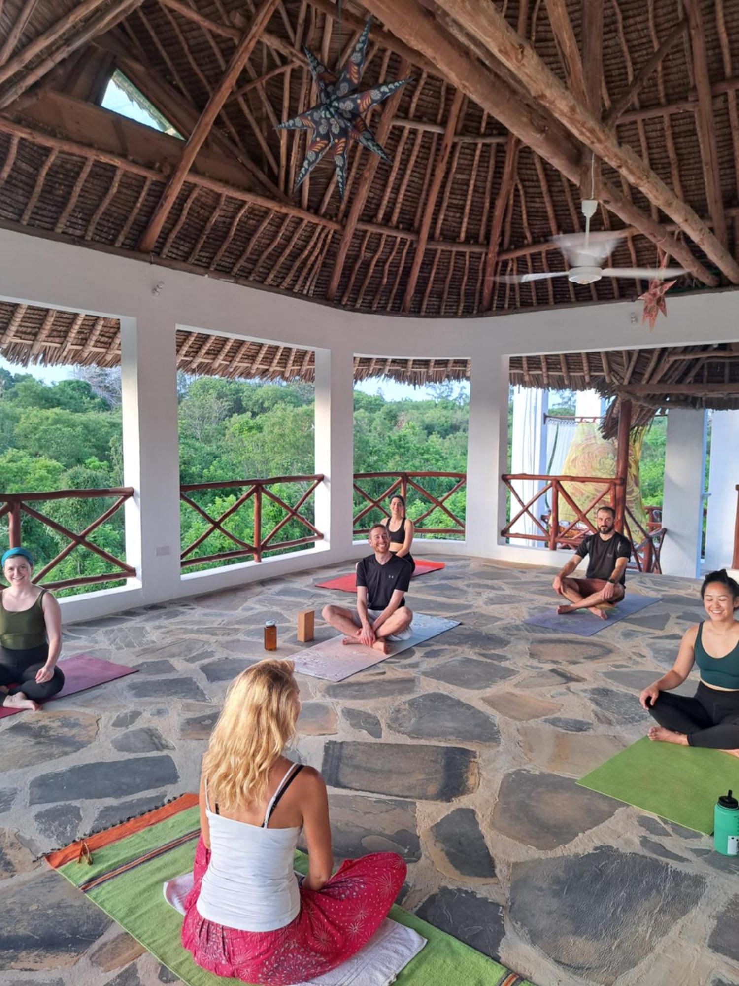 Diani Yoga Barn Bed & Breakfast อูกันดา ภายนอก รูปภาพ