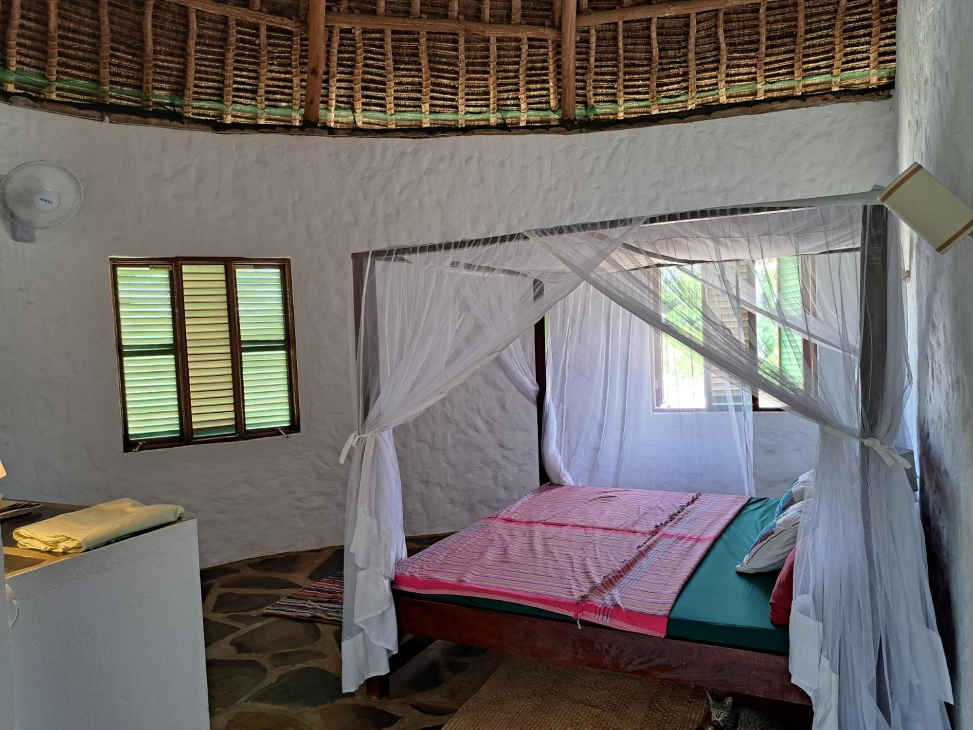 Diani Yoga Barn Bed & Breakfast อูกันดา ภายนอก รูปภาพ