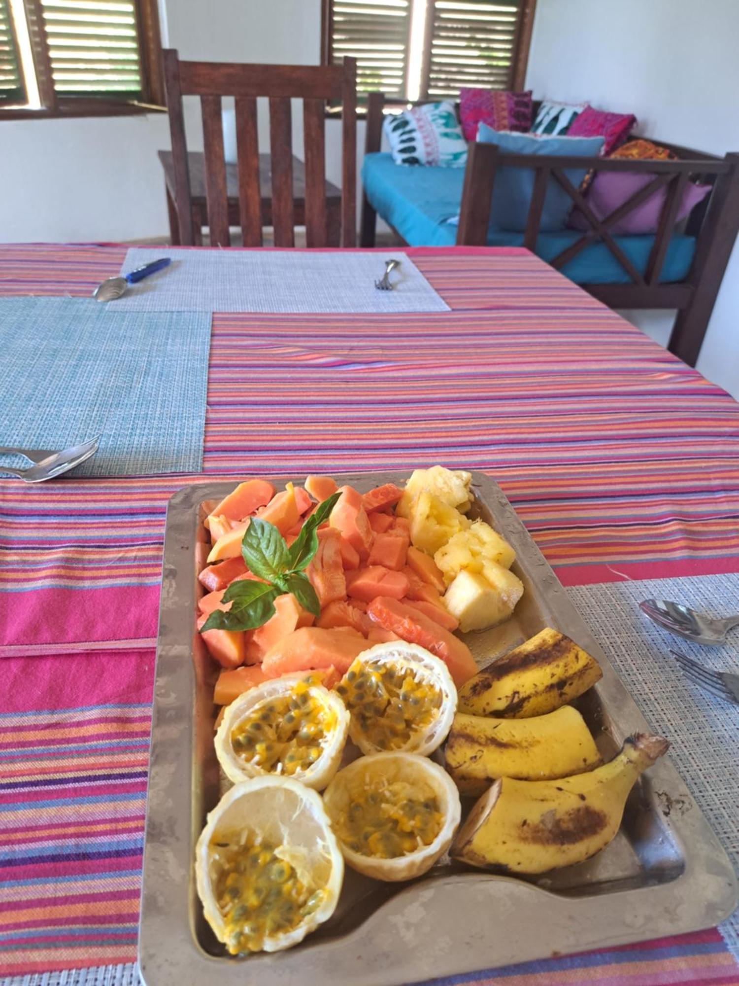 Diani Yoga Barn Bed & Breakfast อูกันดา ภายนอก รูปภาพ