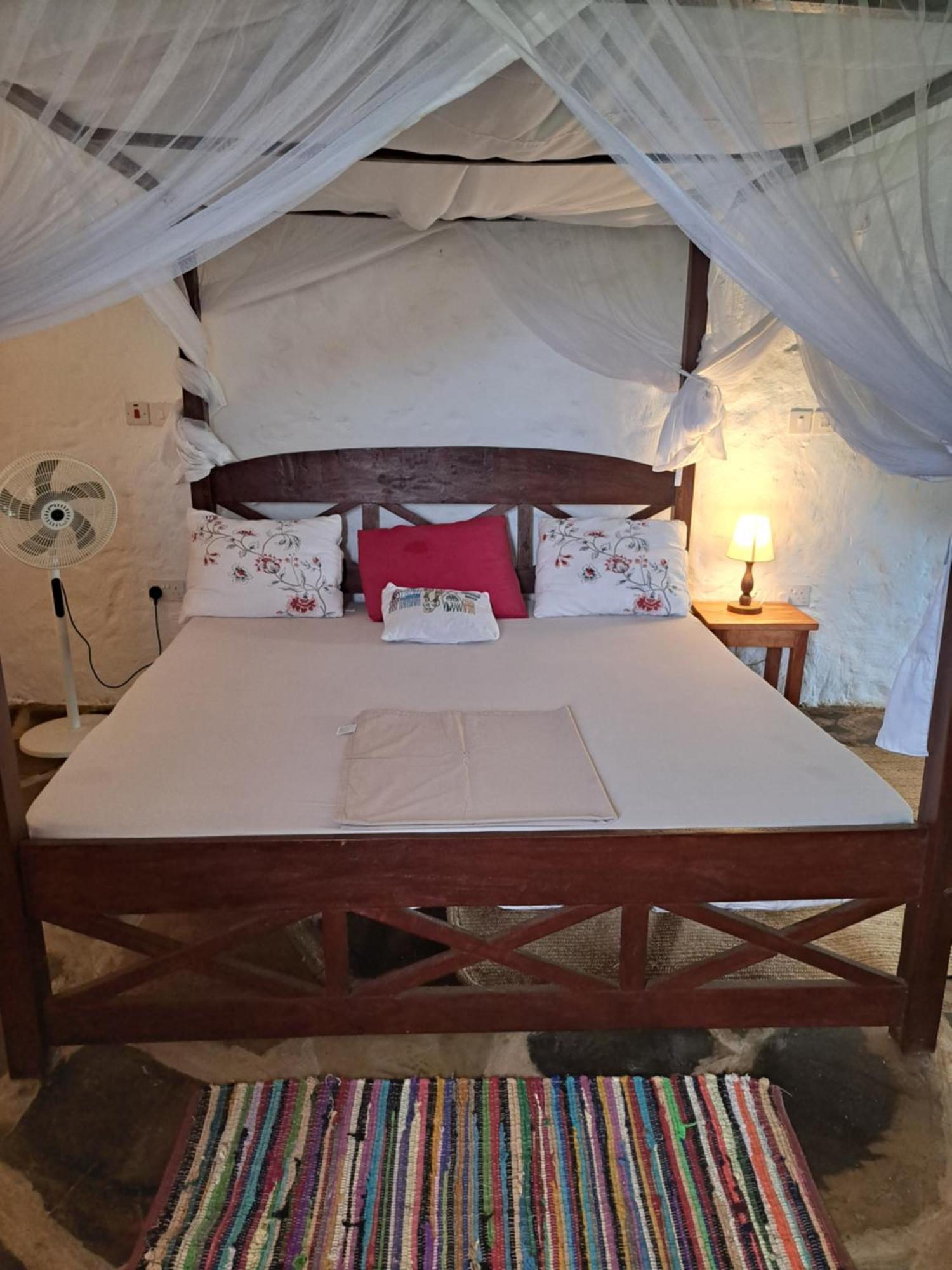 Diani Yoga Barn Bed & Breakfast อูกันดา ภายนอก รูปภาพ