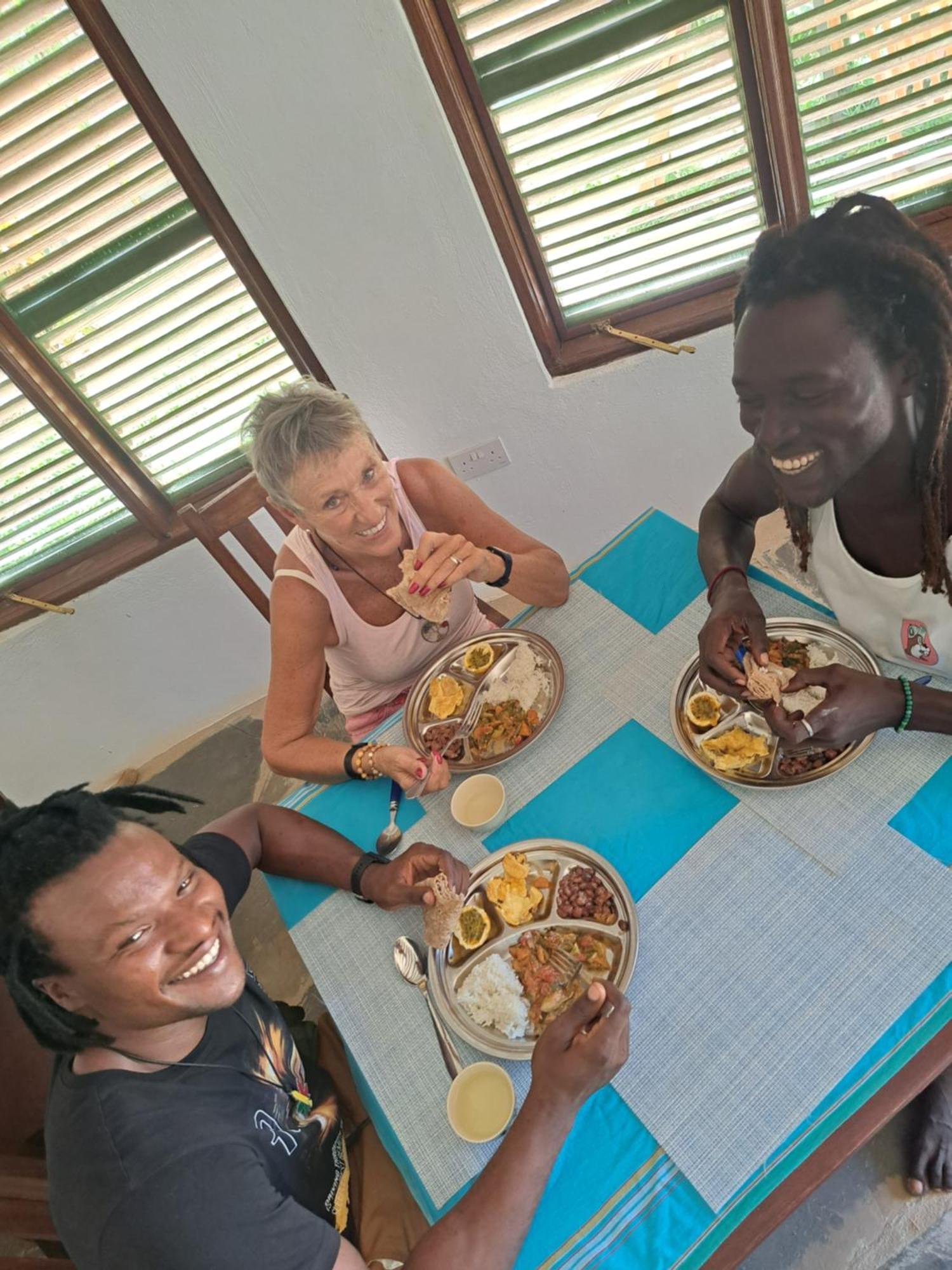 Diani Yoga Barn Bed & Breakfast อูกันดา ภายนอก รูปภาพ